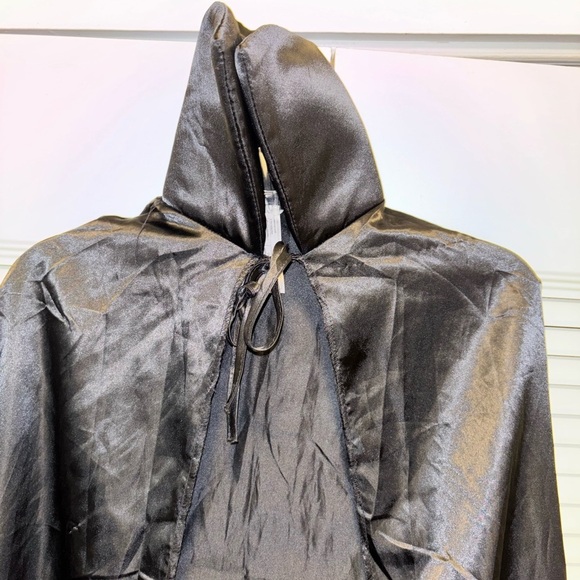 Spirit Halloween Black Men's Cape - Picture 2 of 3
